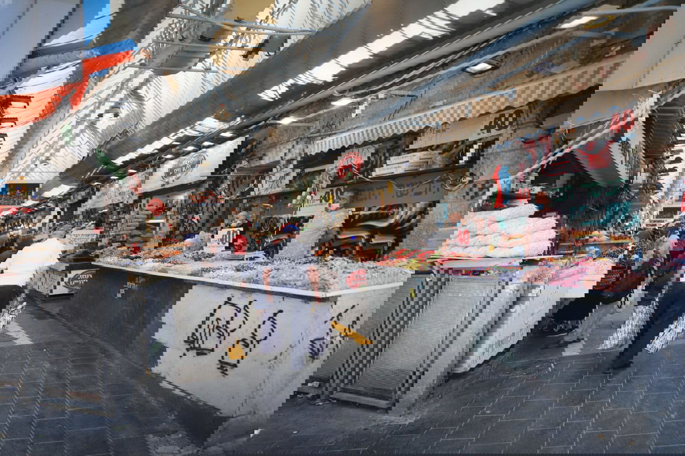 צפוף, בלי מסכות: תמונת מצב בשוק מחנה יהודה