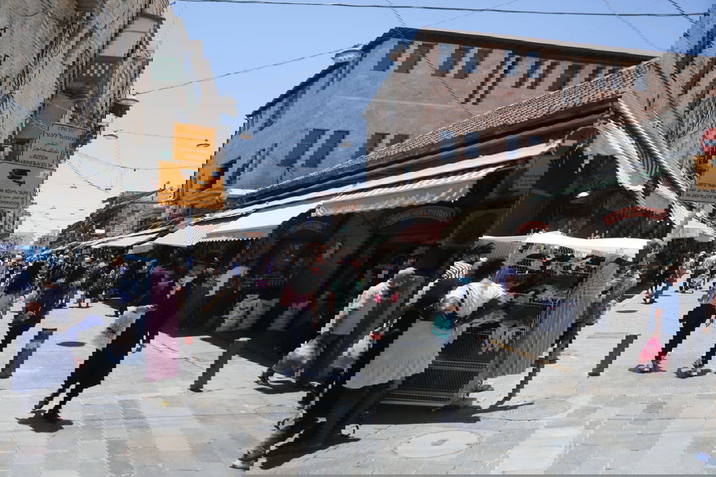 צפוף, בלי מסכות: תמונת מצב בשוק מחנה יהודה