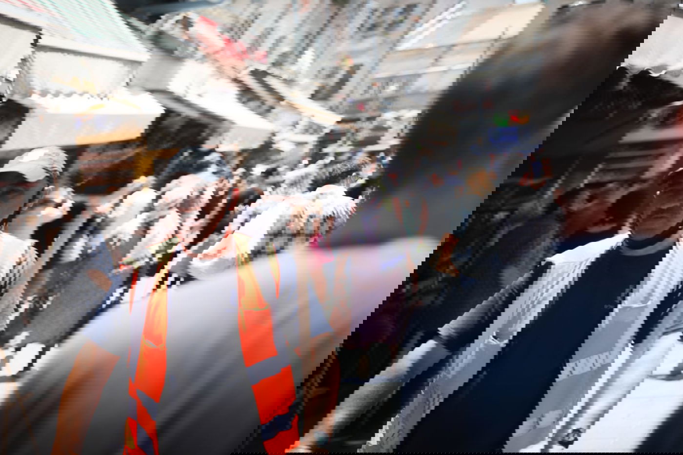 צפוף, בלי מסכות: תמונת מצב בשוק מחנה יהודה