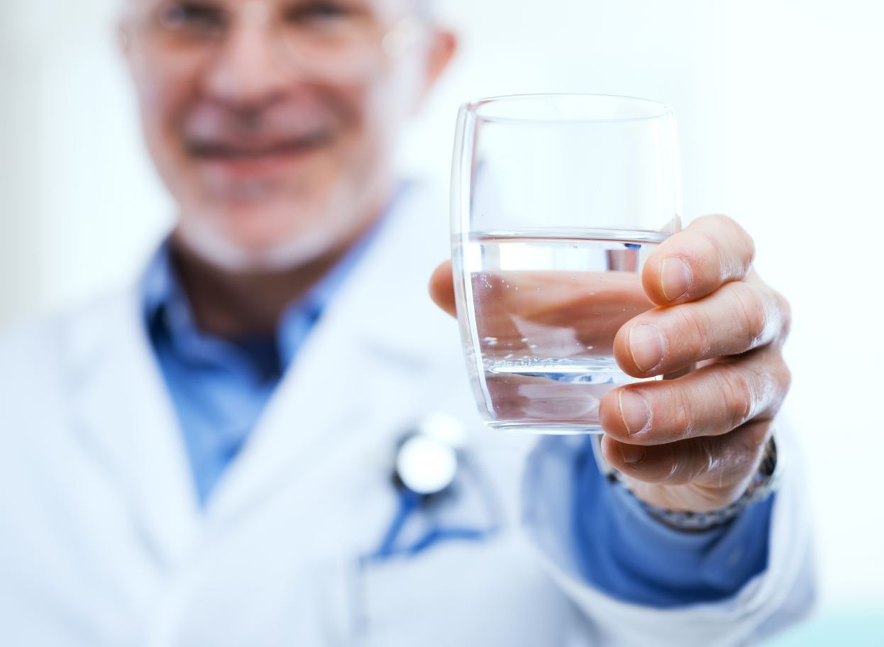 האם אתם שותים מספיק מים? הנה 2 דרכים לבדוק את זה