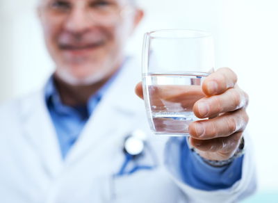 האם אתם שותים מספיק מים? הנה 2 דרכים לבדוק את זה