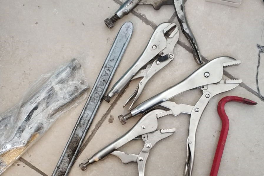 חלק מכלי הפריצה