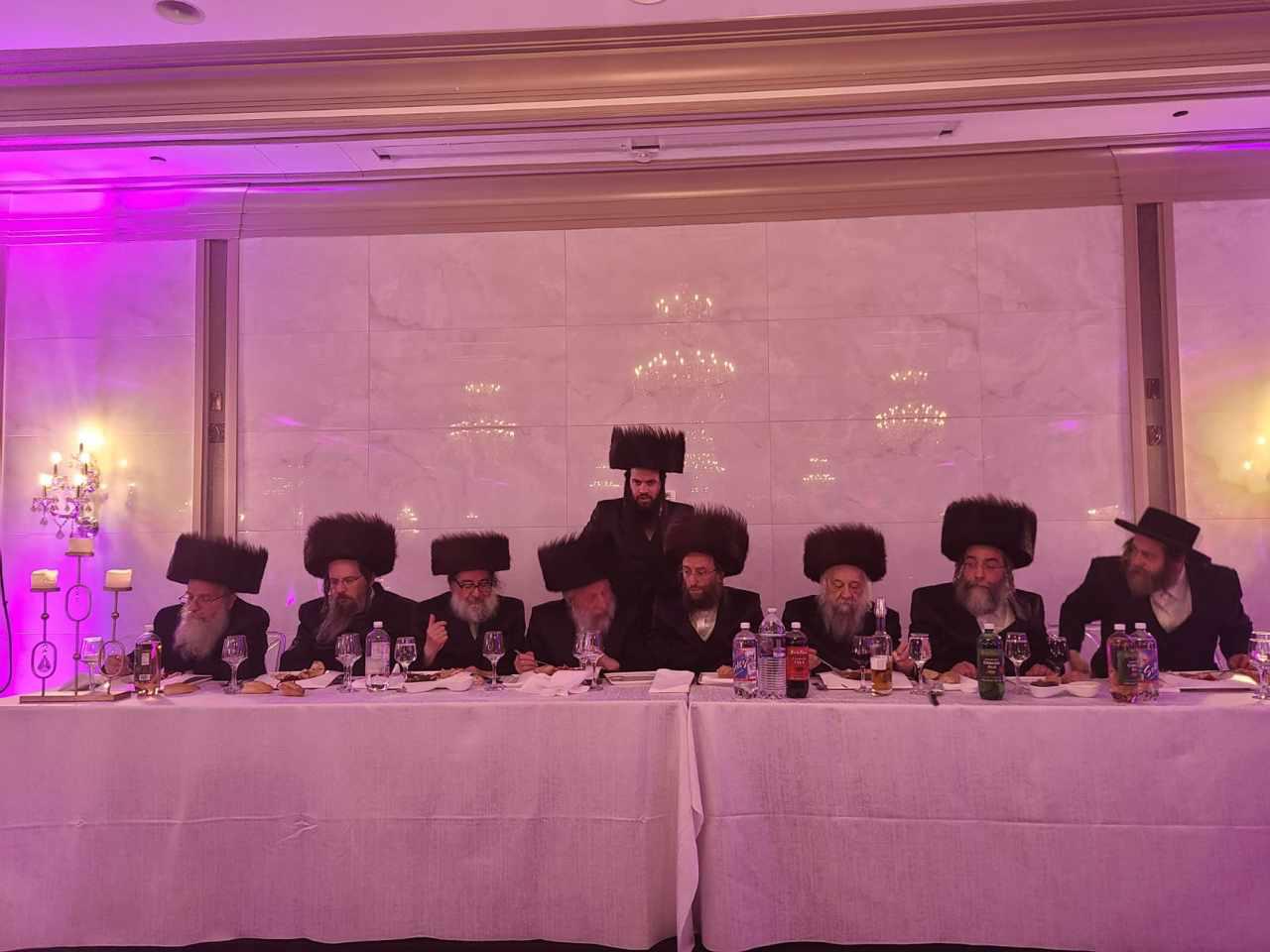 בנו של אב''ד 'נירעדהאז' התחתן עם בת הר"מ מבאבוב