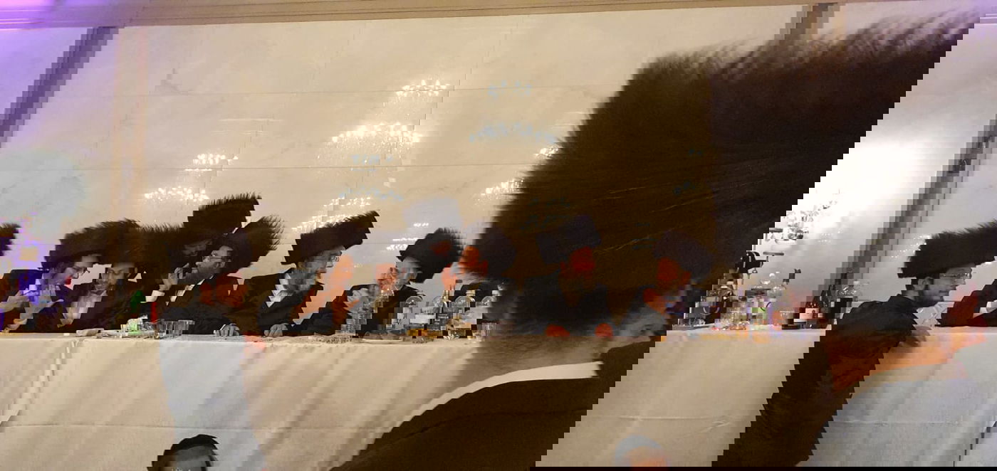 בנו של אב''ד 'נירעדהאז' התחתן עם בת הר"מ מבאבוב