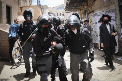 מעצרים במאה שערים