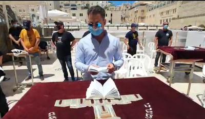 החזן חיים שטרן בתפילה על הפרנסה בכותל