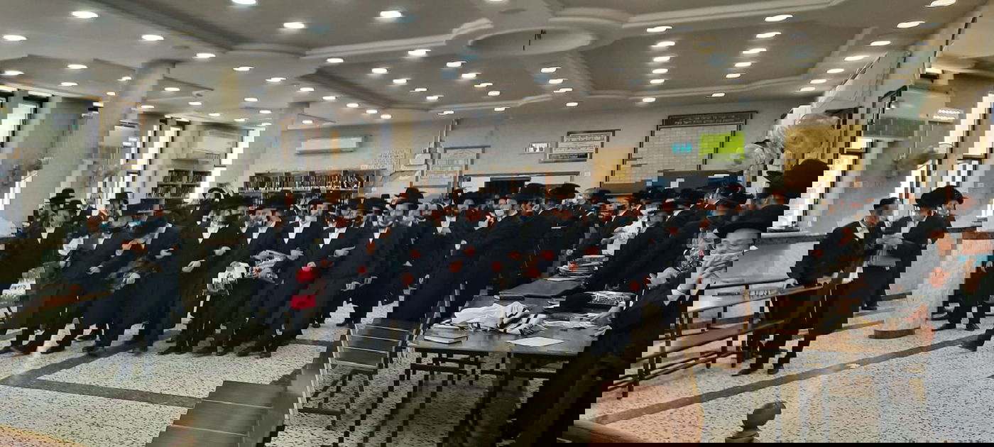 הקהל דקות לפני סגירת בית המדרש