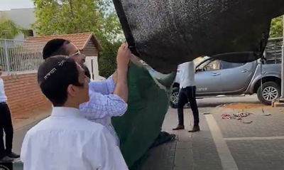 צפו: בכפר חב"ד ממשיכים עם מנייני החצרות