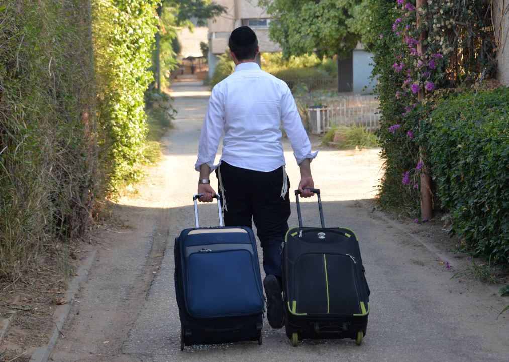 המשגיח הודיע: תלמיד נדבק, הישיבה נסגרת