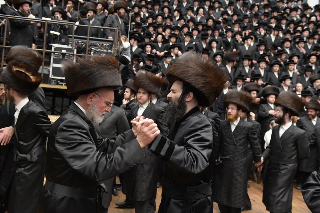 אלפים בשמחת החתונה לנכדת הרבי מסאטמר • תיעוד