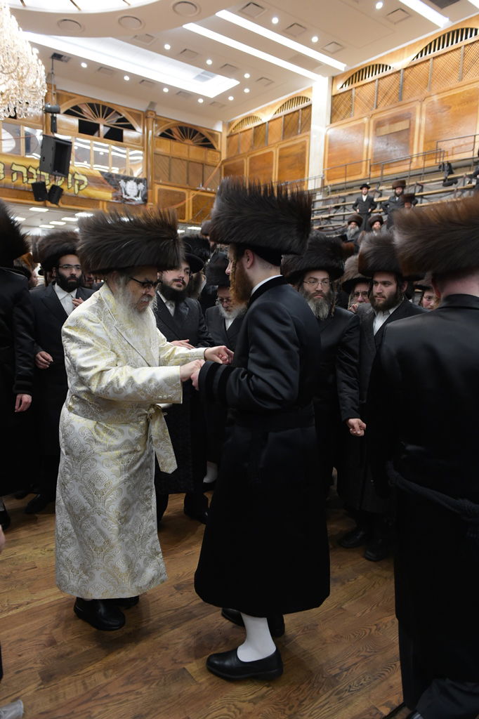 אלפים בשמחת החתונה לנכדת הרבי מסאטמר • תיעוד