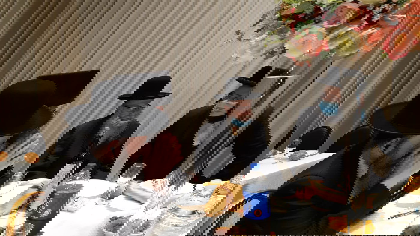 עם חישוקים: צפו בליצמן מפזז בחתונת בתו של יועצו, קובי איזק