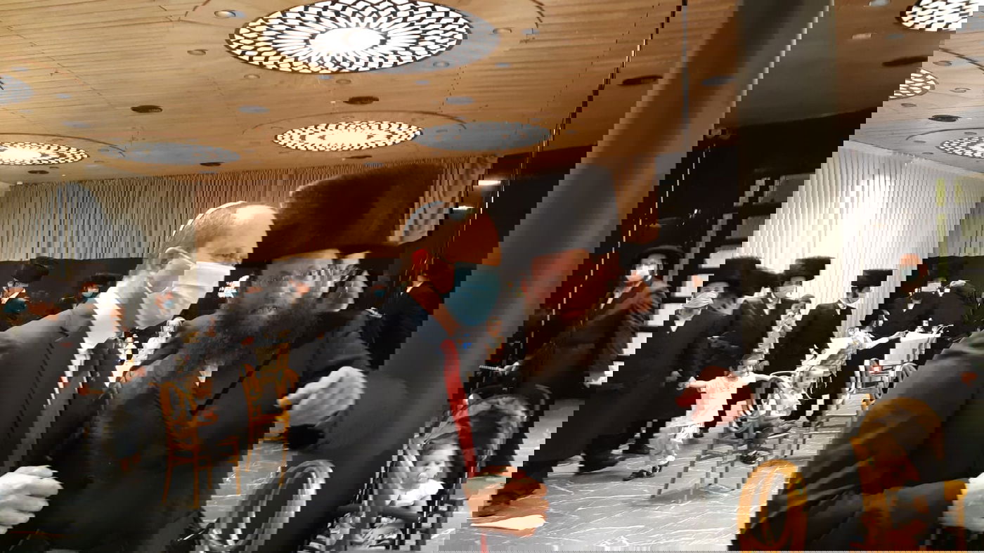 עם חישוקים: צפו בליצמן מפזז בחתונת בתו של יועצו, קובי איזק