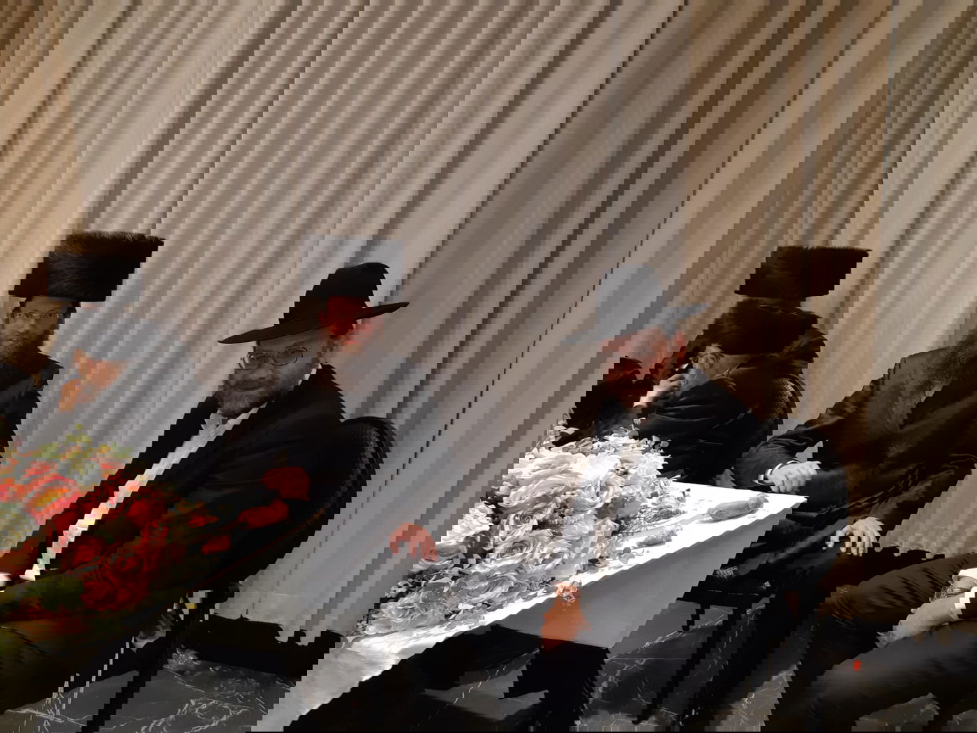 עם חישוקים: צפו בליצמן מפזז בחתונת בתו של יועצו, קובי איזק