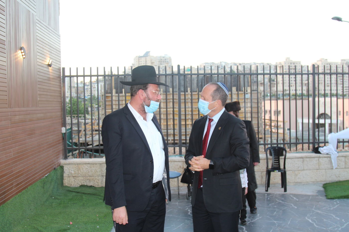 עם חישוקים: צפו בליצמן מפזז בחתונת בתו של יועצו, קובי איזק