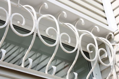 מזעזע: אב השאיר ילדה בת ארבע בסורגים