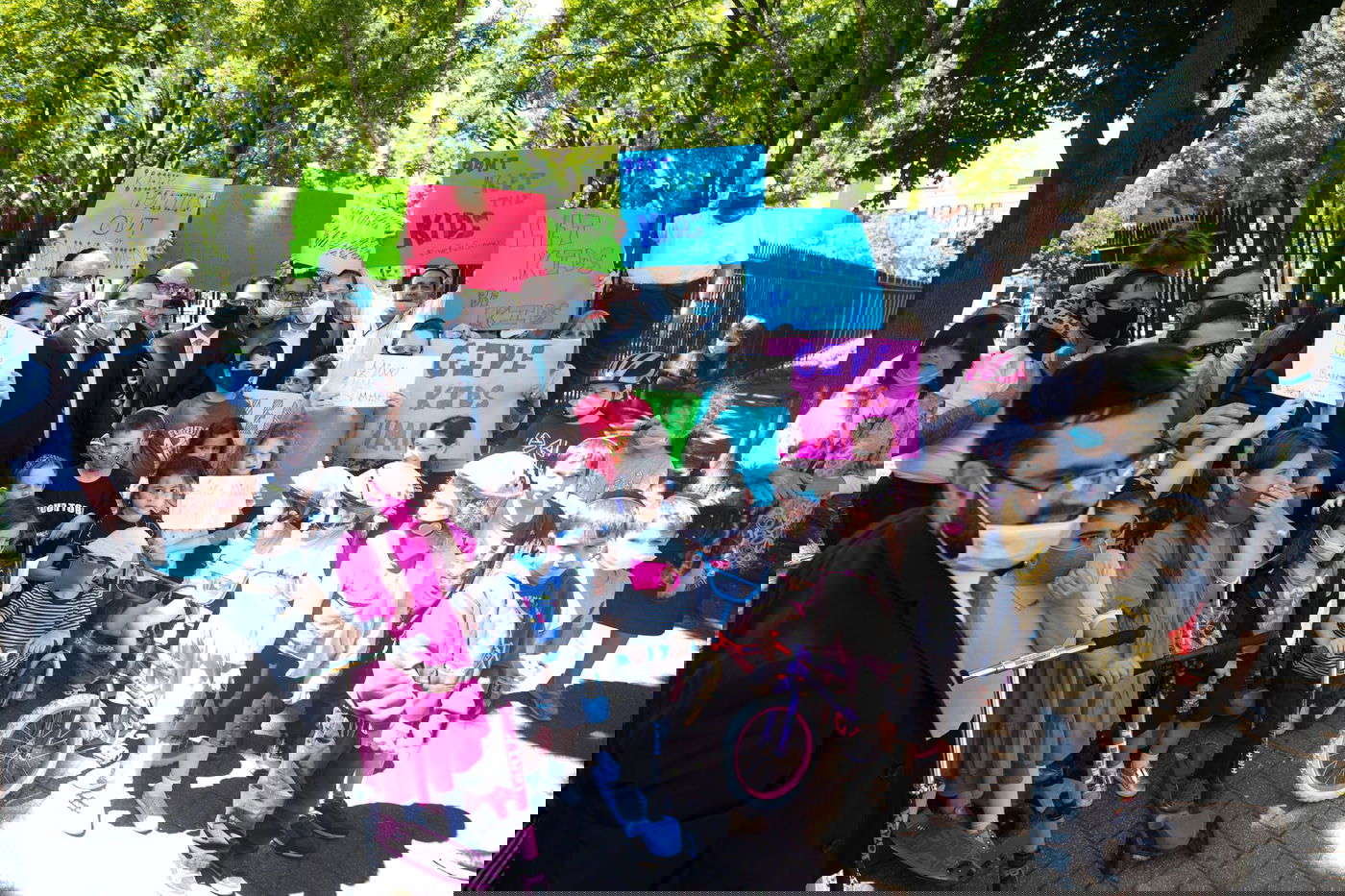 חרדים הפגינו בניו יורק: "לסיים את השיגעון; לפתוח גינות"