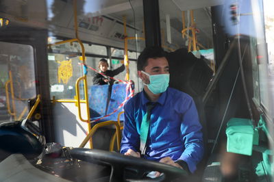 נהג אוטובוס בקורונה. למצולמים אין כל קשר לכתבה