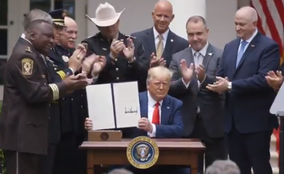 טראמפ חתם: אסור לשוטרים לחנוק אזרחים