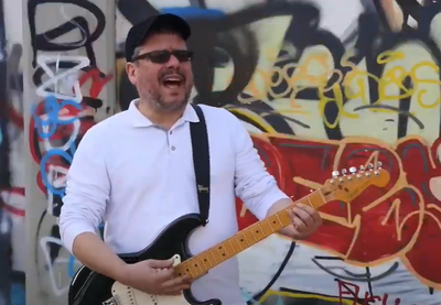 אריק שחר בסינגל חדש: "כותב למגירה"