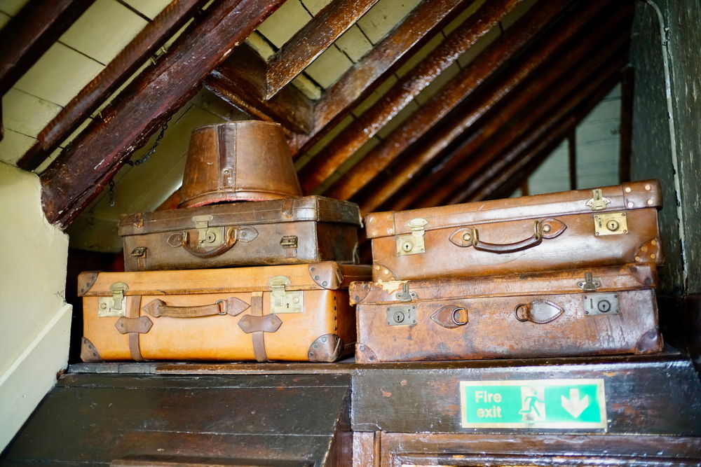 ישנם עוד יתרונות לכוך הזה שמעל השירותים הקטן