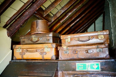 ישנם עוד יתרונות לכוך הזה שמעל השירותים הקטן