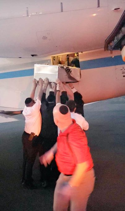 העלאת ארונו למטוס, בדרכו לישראל