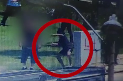 צפו: מפגין יידה אבנים על השוטרים - ונעצר