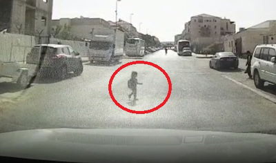 הילד קפץ לכביש וניצל בשניה האחרונה • צפו