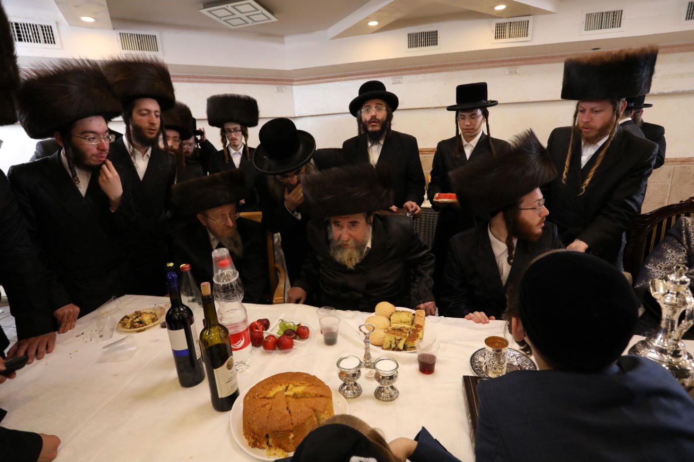 אדמו"רים ורבנים בשמחת נישואי נכד האדמו"ר מנדבורנה באניא