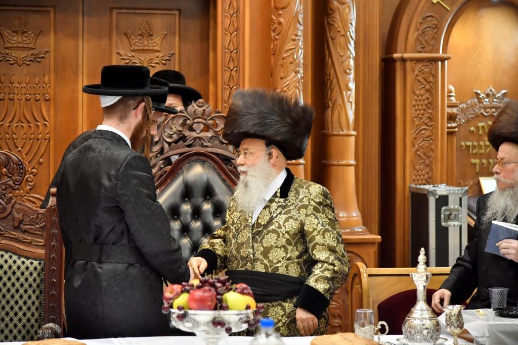 לפני האבל - שמחה: נכד האדמו"ר מתולדות אהרן התארס