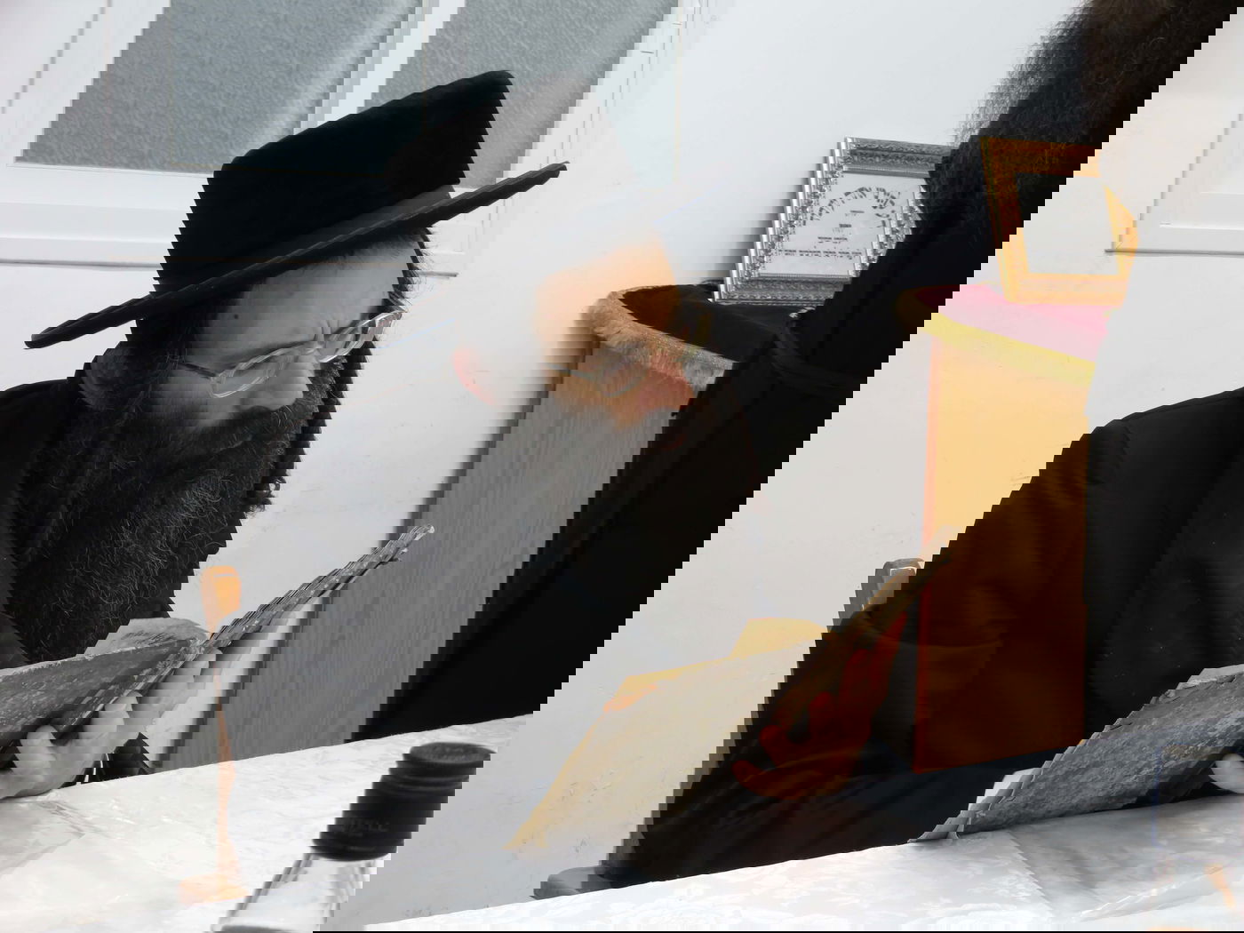 במהלך ה'טיש יארצייט': נחשף ספר עתיק של הרה"ק מביאלה