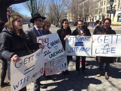 בני משפחתה מפגינים מול בית הבעל בארה"ב