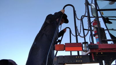 אב"ד סאטמר עלה על ה'הקאמביין' וקצר חיטים