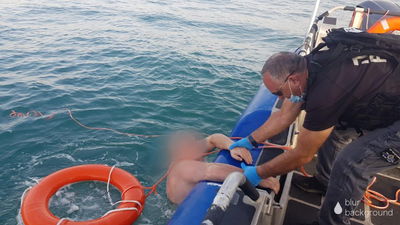 קפץ מהיאכטה ולא הצליח לחזור • צפו בחילוץ