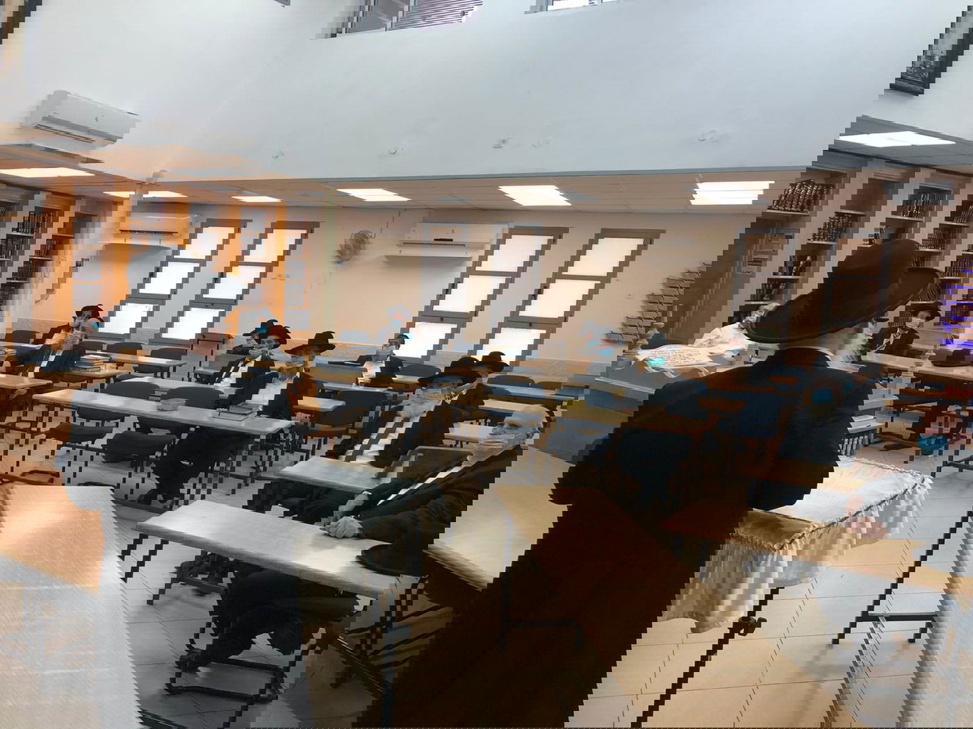 הגר"מ מלכה: אסור להעלות לתורה מי שבלי מסכה