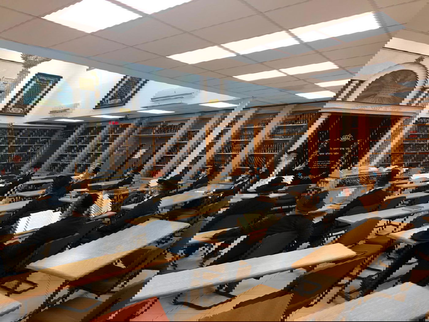 הגר"מ מלכה: אסור להעלות לתורה מי שבלי מסכה