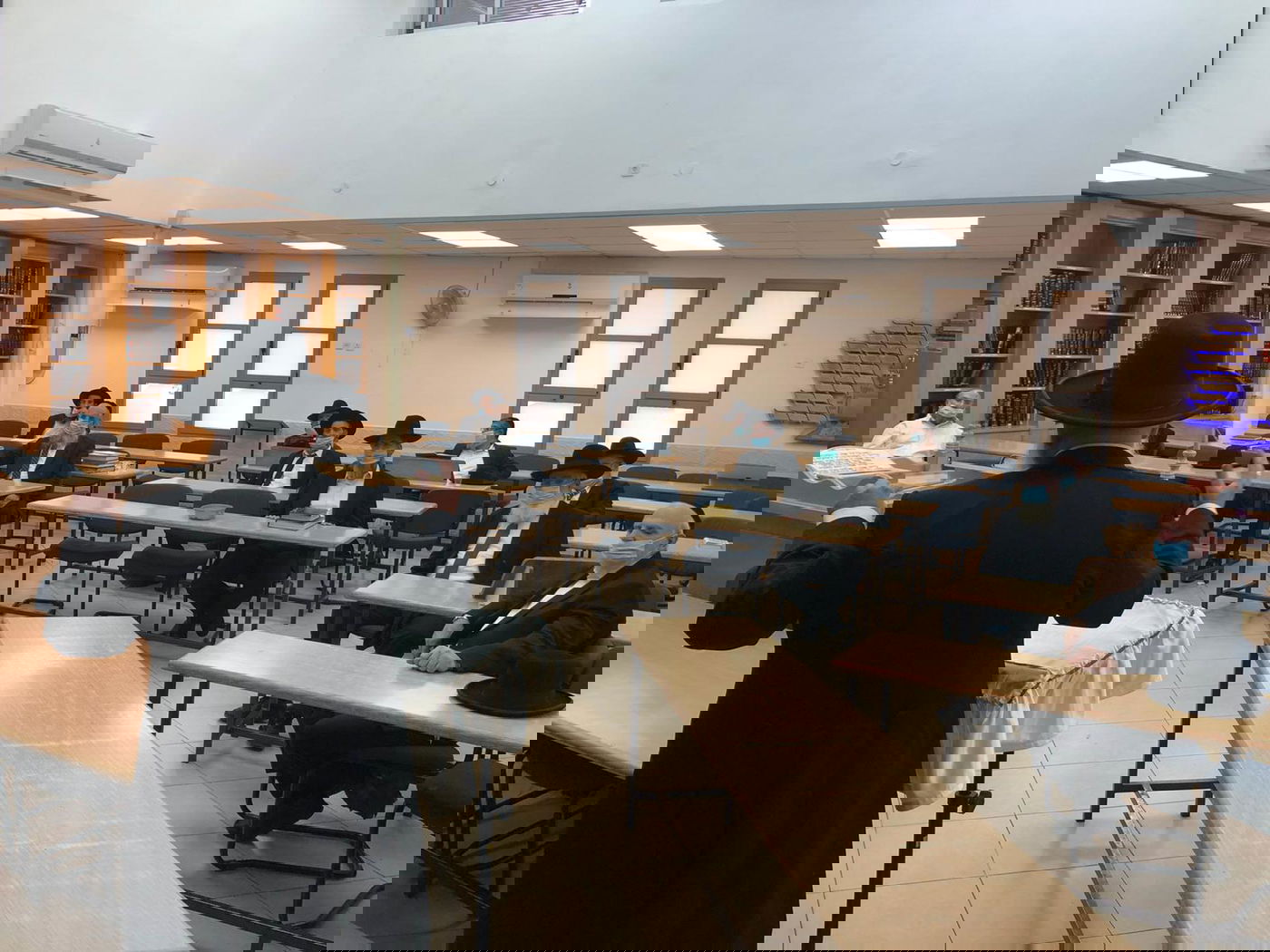 הגר"מ מלכה: אסור להעלות לתורה מי שבלי מסכה