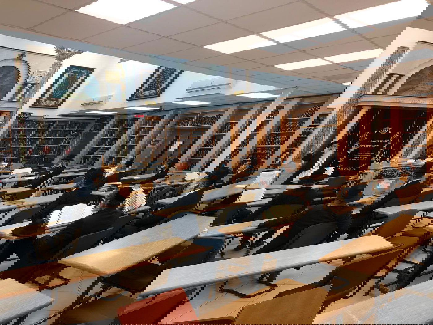 הגר"מ מלכה: אסור להעלות לתורה מי שבלי מסכה