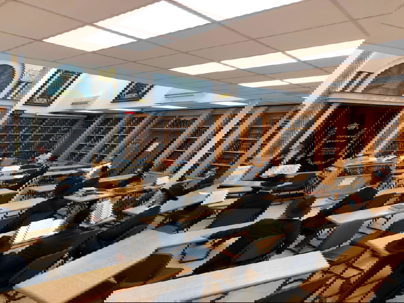 הגר"מ מלכה: אסור להעלות לתורה מי שבלי מסכה