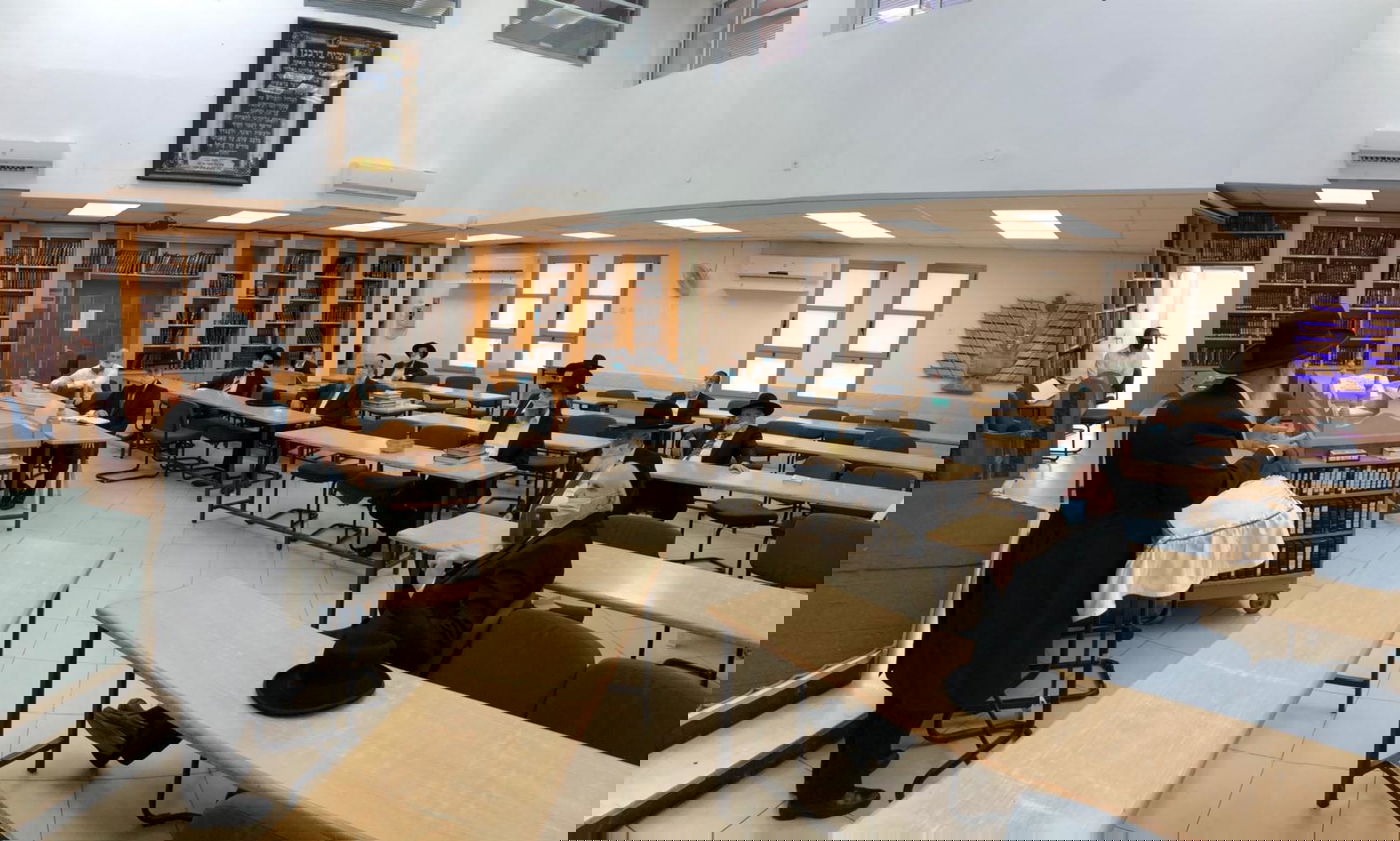 הגר"מ מלכה: אסור להעלות לתורה מי שבלי מסכה