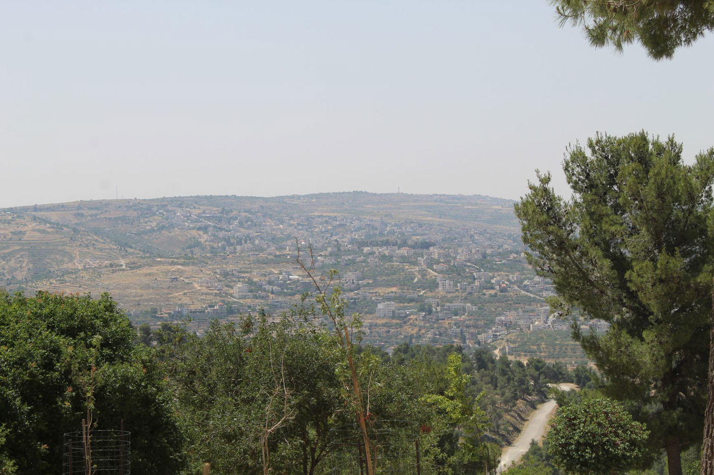 "שביל המעיינות" ואתר ההנצחה "יד קנדי"