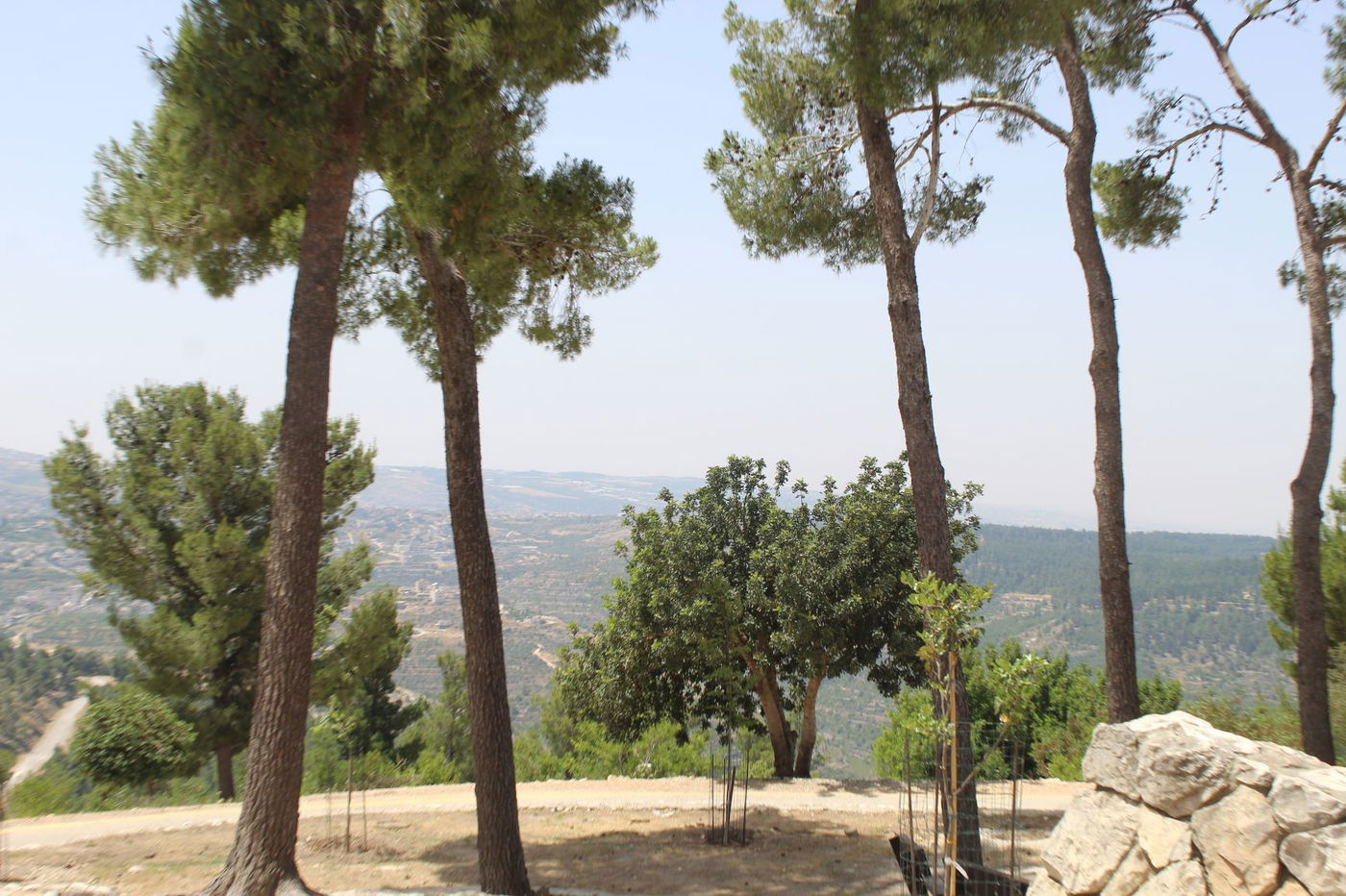 "שביל המעיינות" ואתר ההנצחה "יד קנדי"