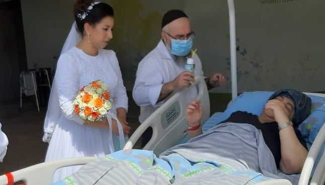 הכלה ריגשה את סבתה המבודדת בבית החולים