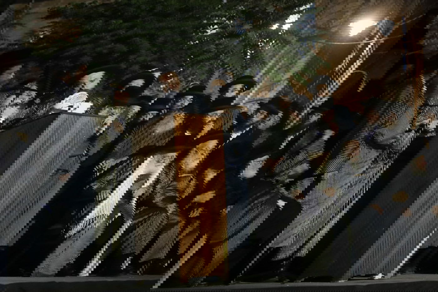 האדמו"רים מ'תולדות' בהלווית אחיהם