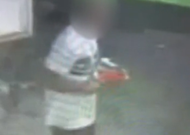 פרץ לבית, ועצר לאכול אבטיח