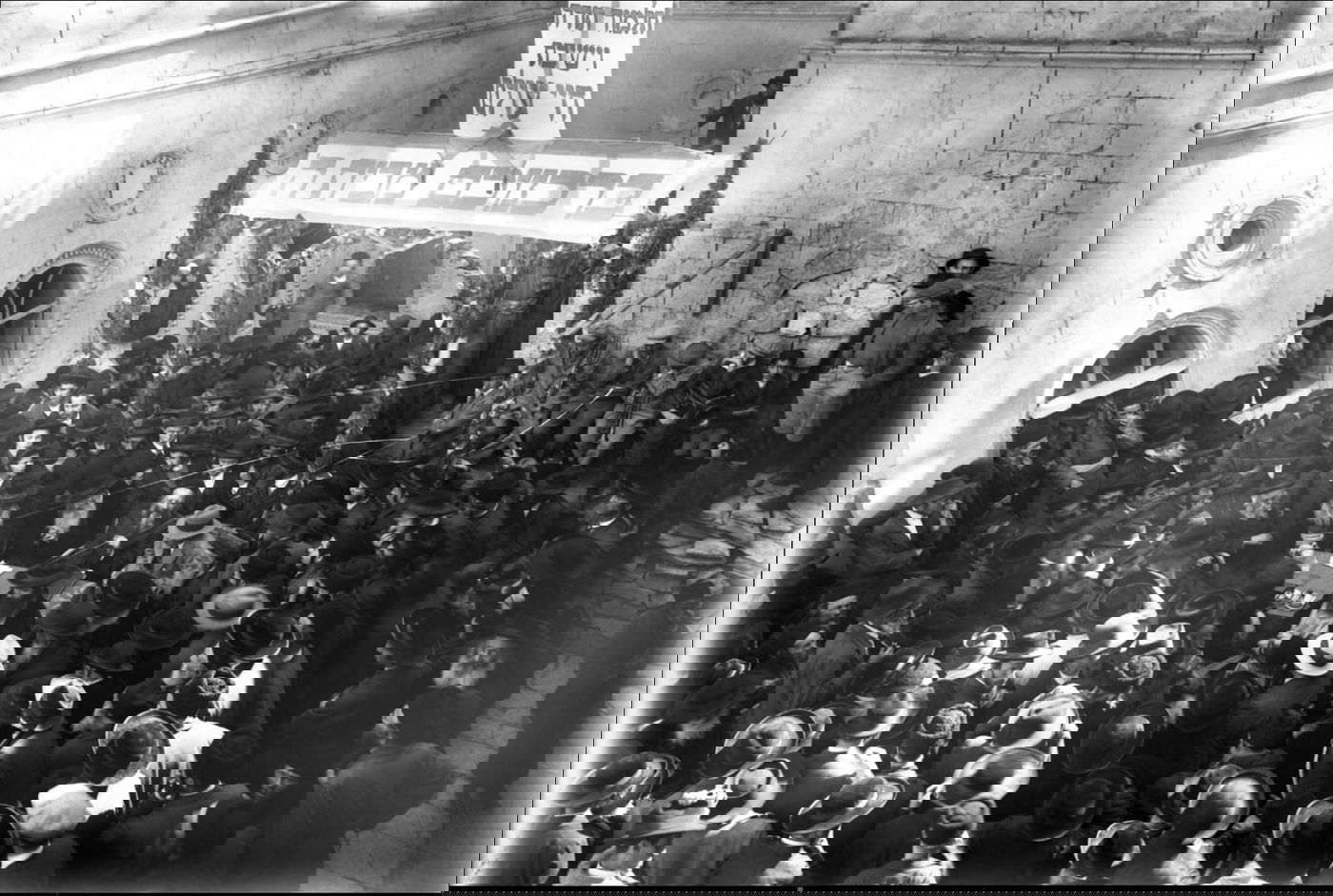 טקס הנחת אבן הפינה לקומה נוספת בישיבת "חיי עולם"; במרכז הבמה: הרב זוננפלד והרב קוק (חנוכה תרפ"ז)