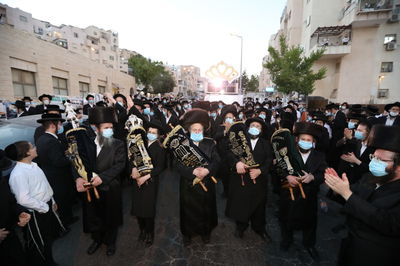 במסיכות וחישוקים: כך ערכו הכנסת ספר תורה בקרלין