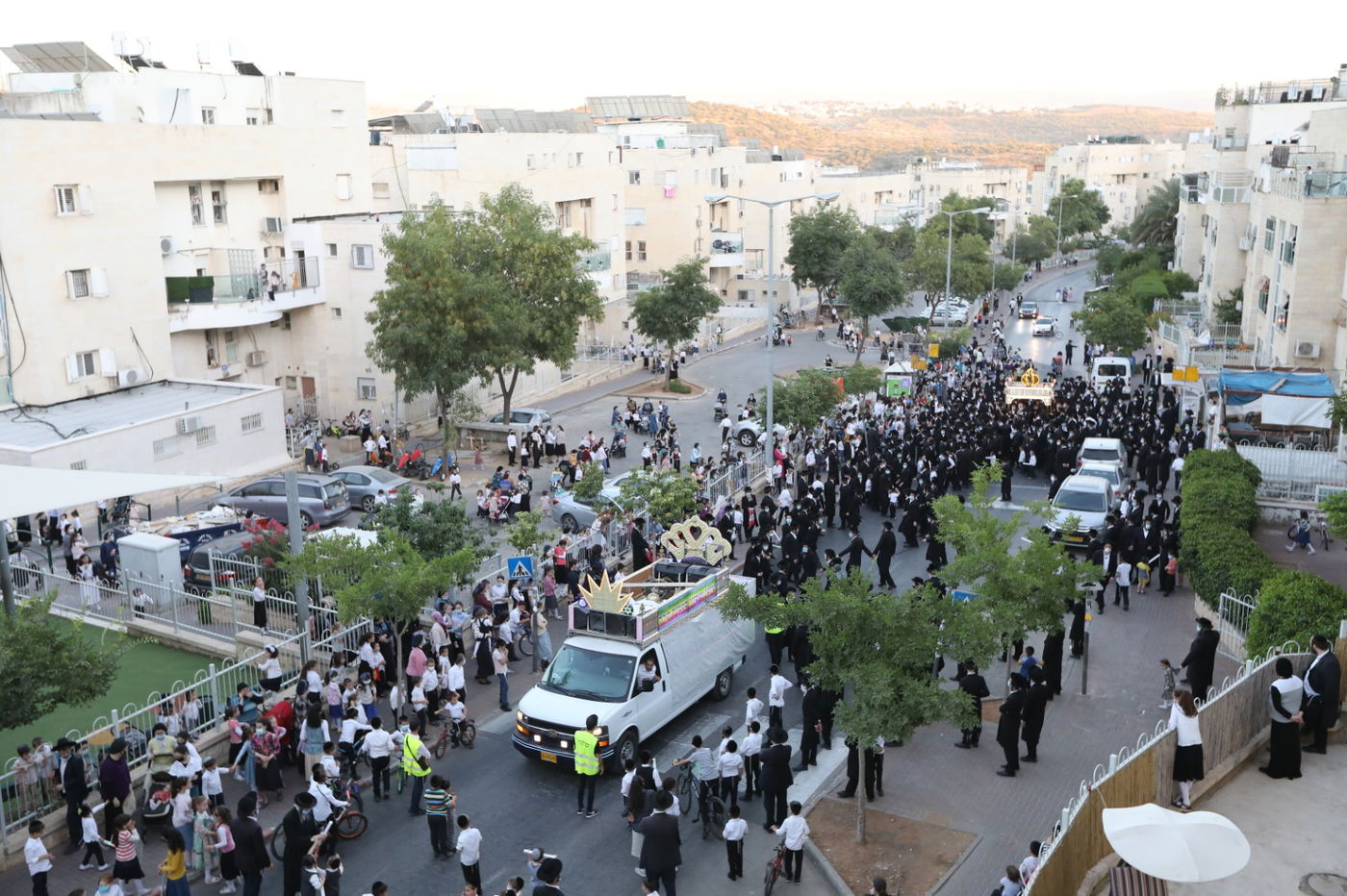 במסיכות וחישוקים: כך ערכו הכנסת ספר תורה בקרלין