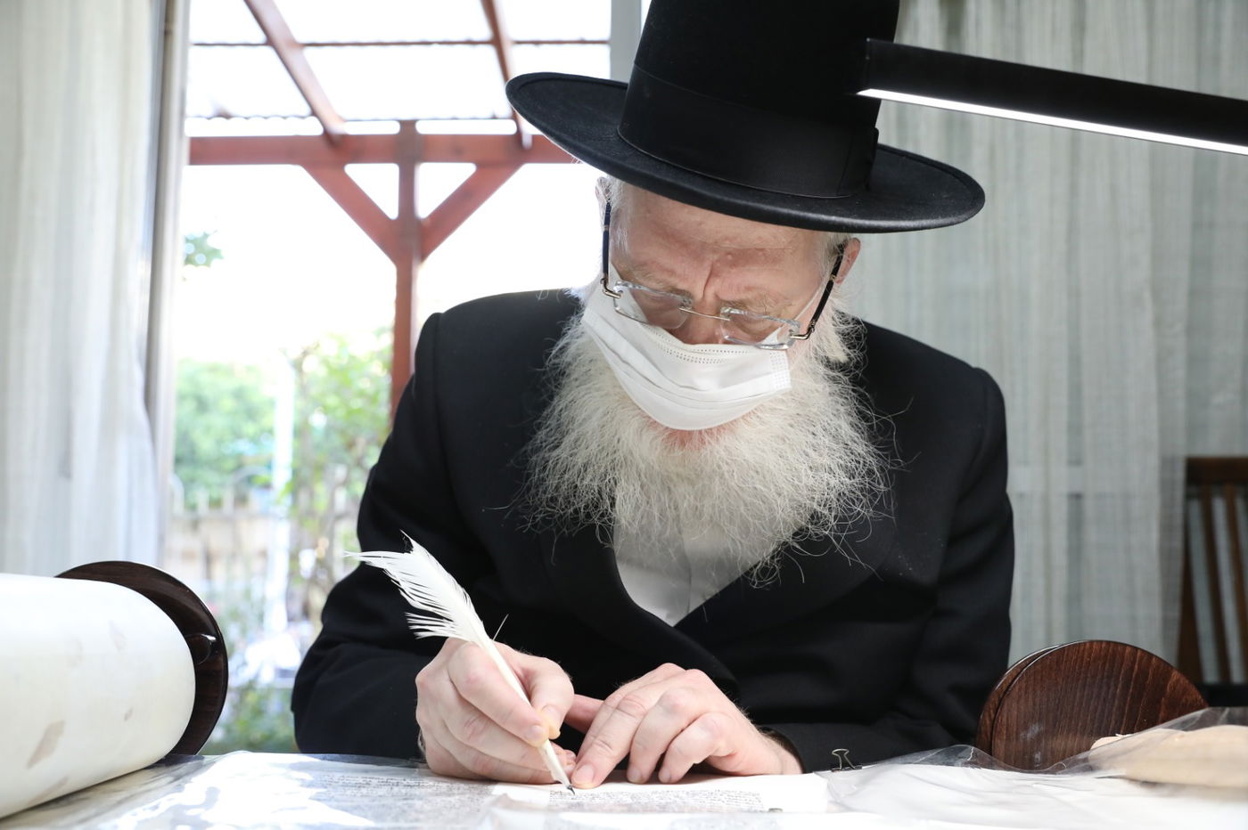 במסיכות וחישוקים: כך ערכו הכנסת ספר תורה בקרלין